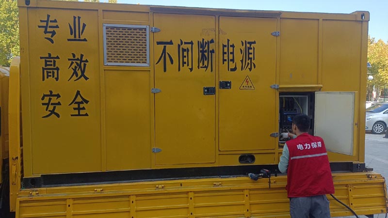 江岸柴油发电机组和UPS电源配合使用时，如何避免切换过程中的电力中断？